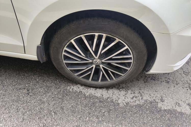 Used Volkswagen Jetta 2019 Dream Edition 1.5L Automatic Comfort Version Right Front Wheel Hub