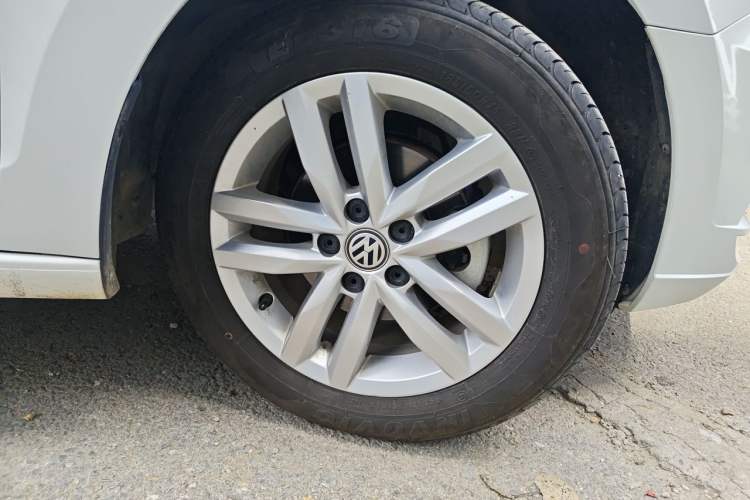 Used Volkswagen Jetta 2019 Dream Edition 1.4L Manual Fashion Version Right Front Wheel Hub