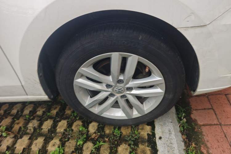 Used Volkswagen Jetta 2019 Dream Edition 1.5L Manual Fashion Version Right Front Wheel Hub