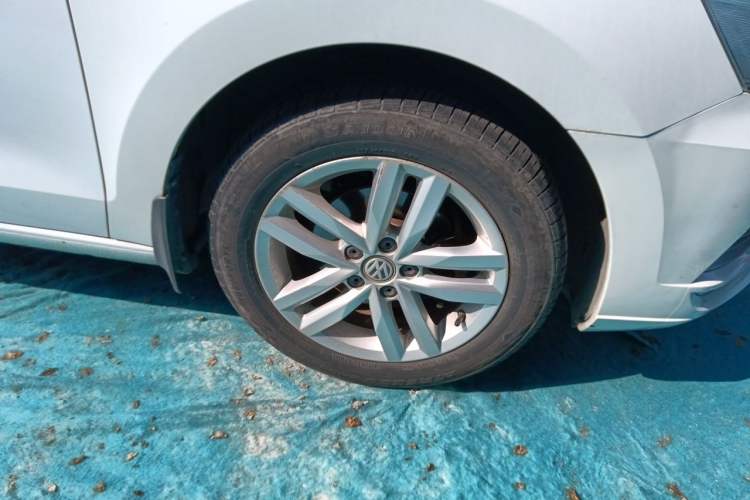 Used Volkswagen Jetta 2019 Dream Edition 1.4L Manual Fashion Version Right Front Wheel Hub