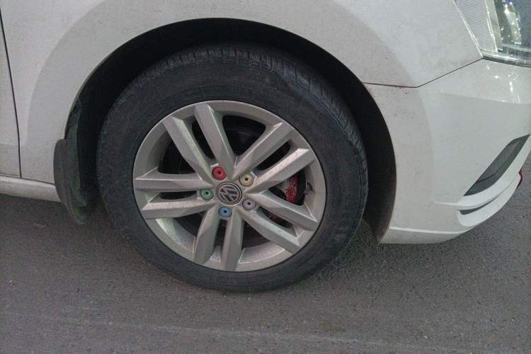 Used Volkswagen Jetta 2019 Dream Edition 1.4L Manual Fashion Version Right Front Wheel Hub