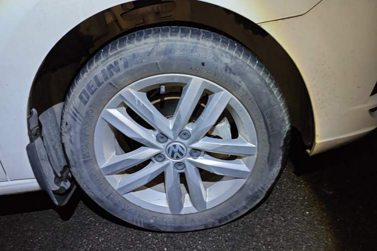 Used Volkswagen Jetta 2019 Dream Edition 1.4L Manual Fashion Version Right Front Wheel Hub