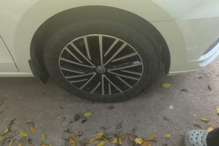Used Volkswagen Jetta 2019 Dream Edition 1.5L Automatic Comfort Version Right Front Wheel Hub