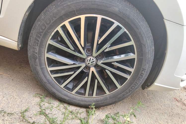 Used Volkswagen Jetta 2019 Dream Edition 1.4L Manual Comfort Version Right Front Wheel Hub