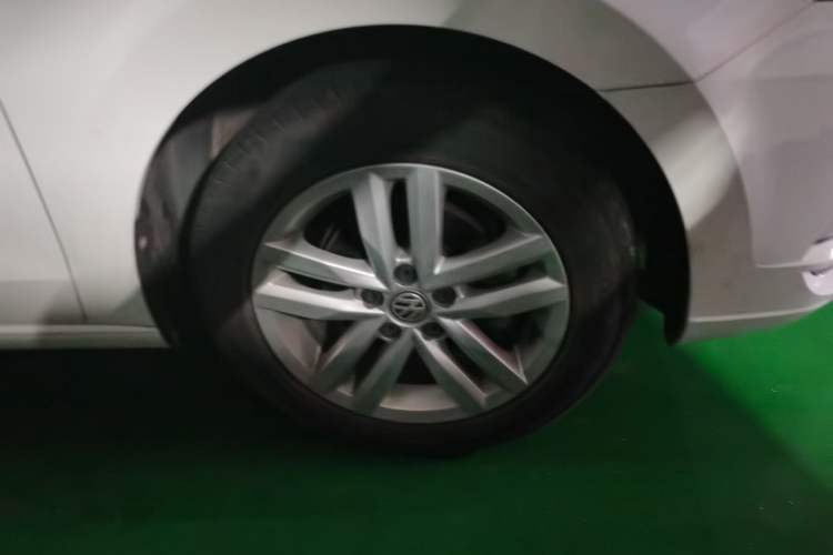 Used Volkswagen Jetta 2019 Dream Edition 1.4L Manual Fashion Version Right Front Wheel Hub