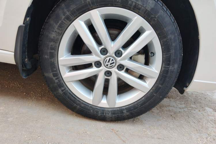 Used Volkswagen Jetta 2019 Dream Edition 1.4L Manual Fashion Version Right Front Wheel Hub