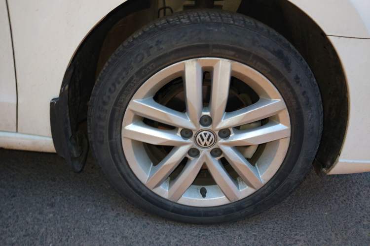 Used Volkswagen Jetta 2019 Dream Edition 1.4L Manual Fashion Version Right Front Wheel Hub