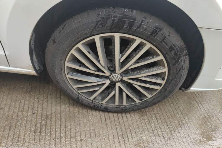 Used Volkswagen Jetta 2019 Dream Edition 1.5L Automatic Comfort Version Right Front Wheel Hub