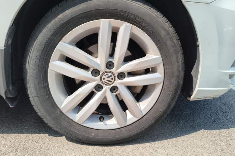 Used Volkswagen Jetta 2019 Dream Edition 1.5L Manual Fashion Version Right Front Wheel Hub