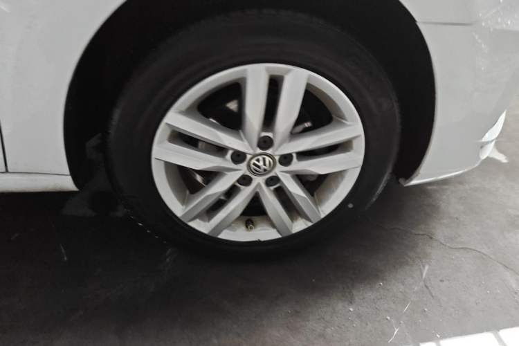 Used Volkswagen Jetta 2019 Dream Edition 1.4L Manual Fashion Version Right Front Wheel Hub