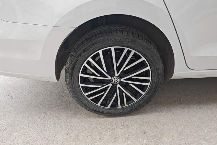 Used Volkswagen Jetta 2019 Dream Edition 1.5L Manual Comfort Version Right Rear Wheel Hub
