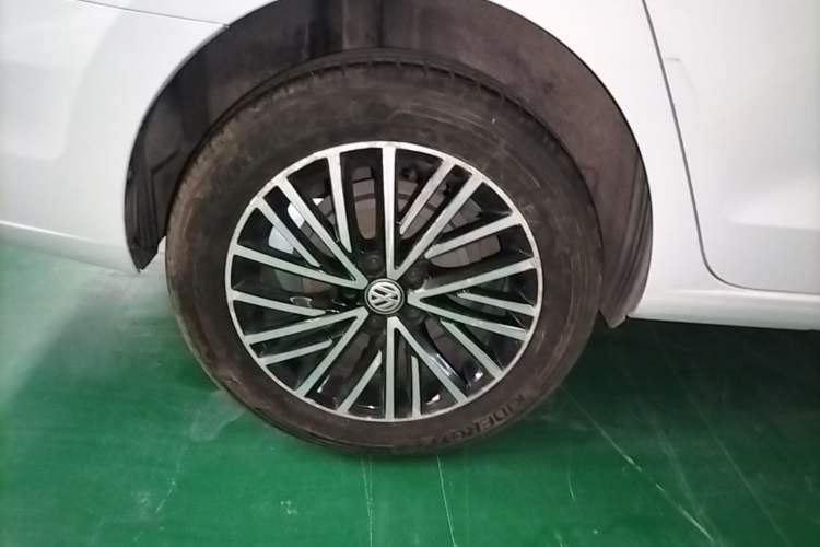 Used Volkswagen Jetta 2019 Dream Edition 1.5L Automatic Comfort Version Right Rear Wheel Hub