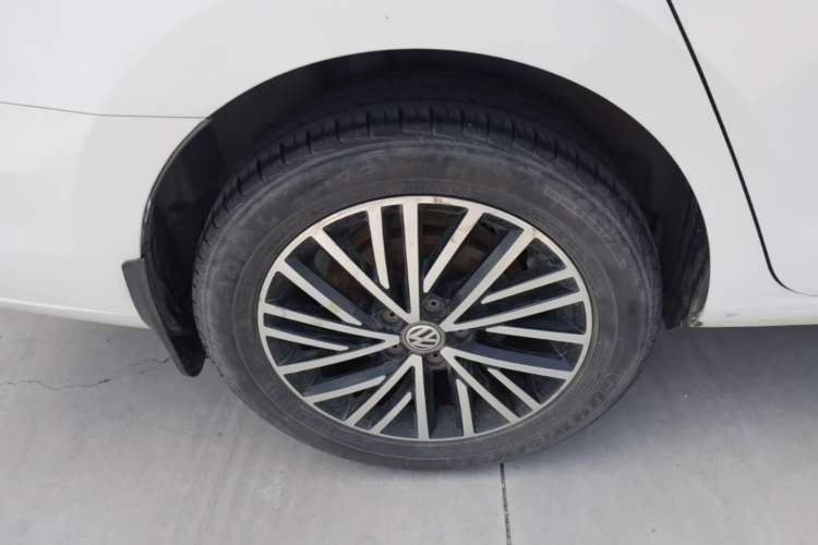Used Volkswagen Jetta 2019 Dream Edition 1.5L Manual Comfort Version Right Rear Wheel Hub