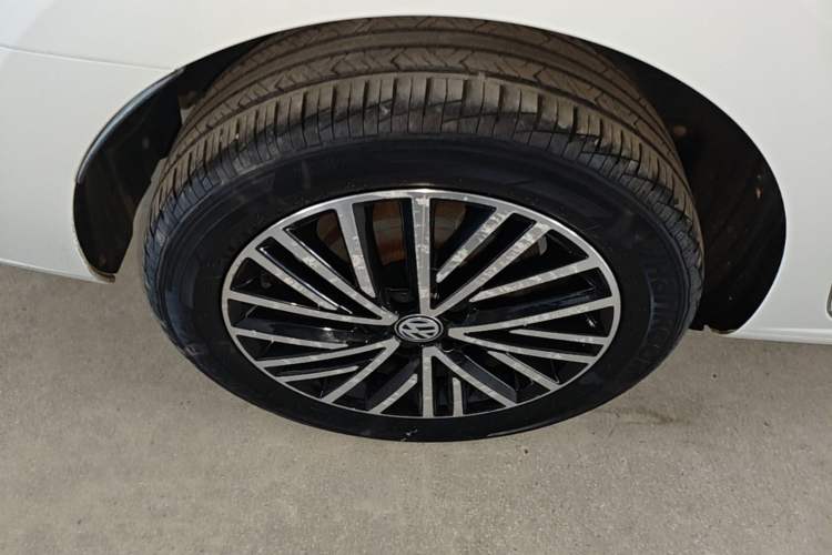 Used Volkswagen Jetta 2019 Dream Edition 1.5L Automatic Comfort Version Right Rear Wheel Hub
