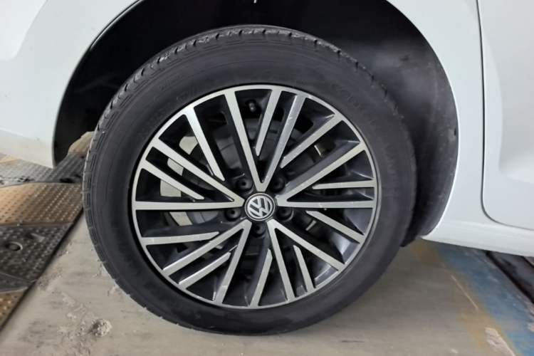 Used Volkswagen Jetta 2019 Dream Edition 1.5L Automatic Comfort Version Right Rear Wheel Hub