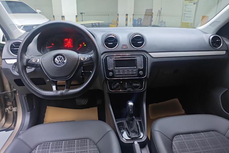 Used Volkswagen Jetta 2019 Dream Edition 1.5L Automatic Comfort Version Center Console