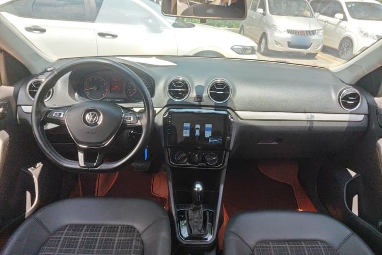 Used Volkswagen Jetta 2019 Dream Edition 1.5L Automatic Comfort Version Center Console