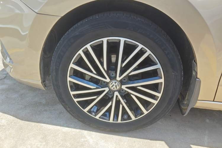 Used Volkswagen Jetta 2019 Dream Edition 1.5L Automatic Comfort Version Left Front Wheel Hub