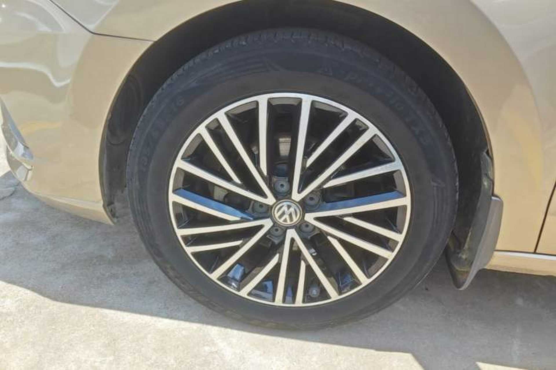 Used Volkswagen Jetta 2019 Dream Edition 1.5L Automatic Comfort Version Left Front Wheel Hub