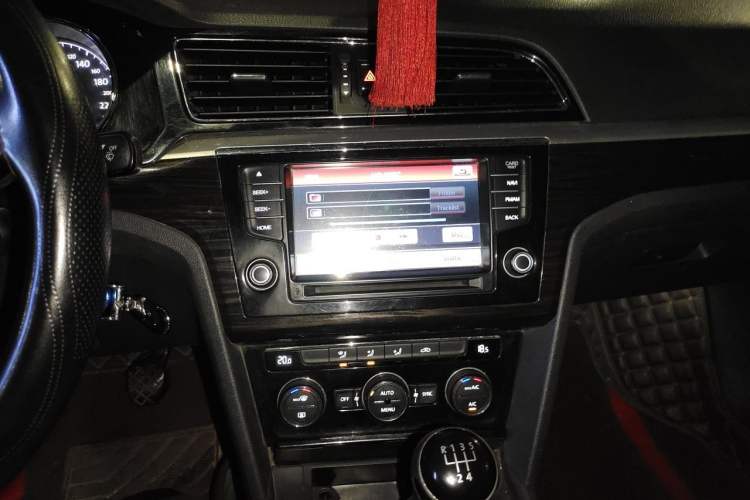Used Volkswagen Lamando 2015 280TSI Manual Comfort Edition Audio And AC Panel