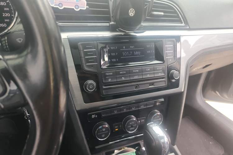 Used Volkswagen Lamando 2015 280TSI DSG Comfort Edition Audio And AC Panel