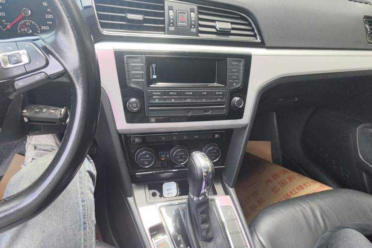 Used Volkswagen Lamando 2015 280TSI DSG Comfort Edition Audio And AC Panel