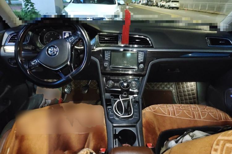 Used Volkswagen Lamando 2015 280TSI Manual Comfort Edition Center Console