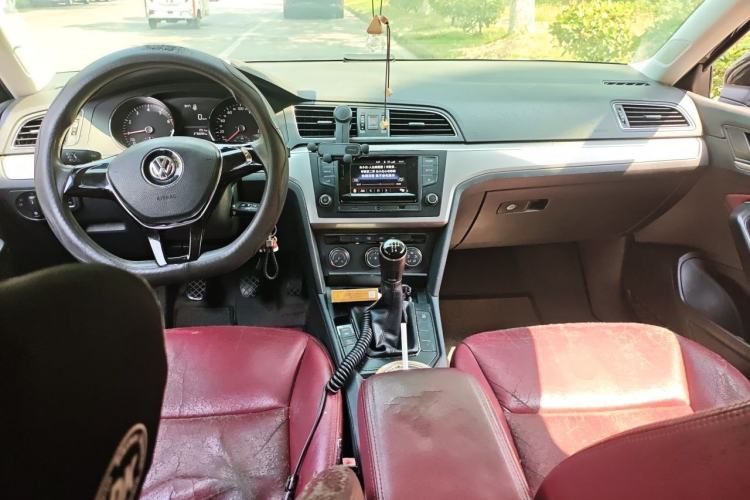 Used Volkswagen Lamando 2015 230TSI Manual Trend Edition Center Console