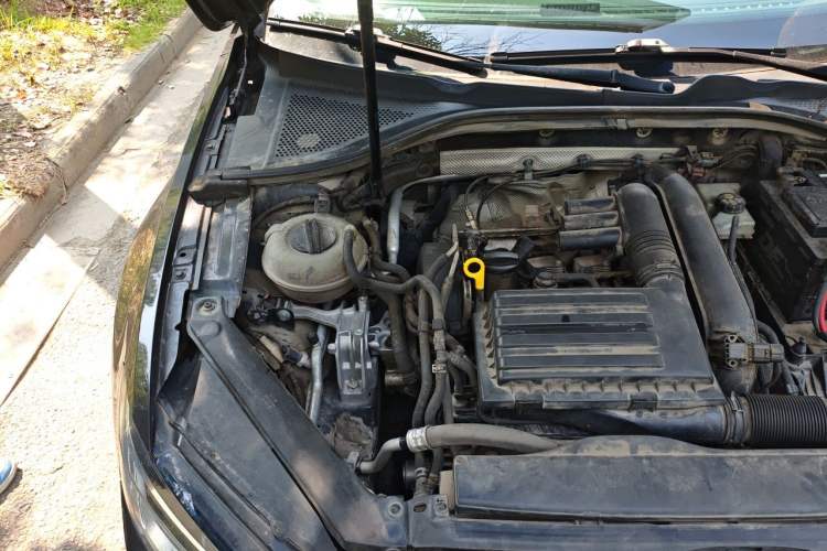Used Volkswagen Lamando 2015 230TSI Manual Trend Edition Engine Bay Right