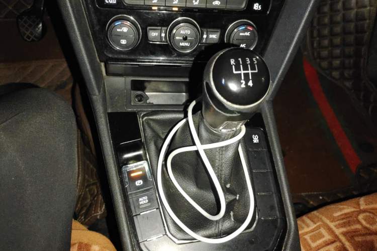 Used Volkswagen Lamando 2015 280TSI Manual Comfort Edition Gear Lever