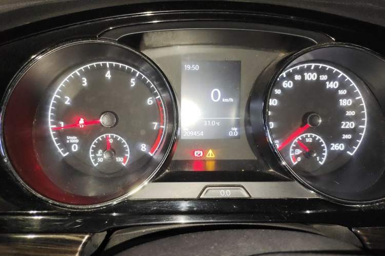 Used Volkswagen Lamando 2015 280TSI Manual Comfort Edition Odometer Close Up