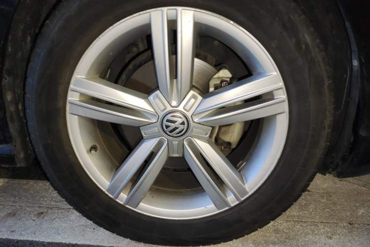 Used Volkswagen Lamando 2015 280TSI Manual Comfort Edition Right Front Wheel Hub