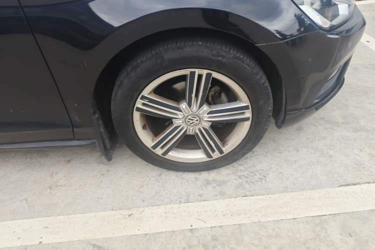 Used Volkswagen Lamando 2015 280TSI DSG Comfort Edition Right Front Wheel Hub