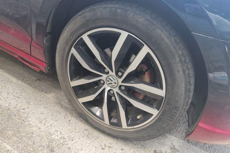 Used Volkswagen Lamando 2015 280TSI DSG Comfort Edition Right Front Wheel Hub