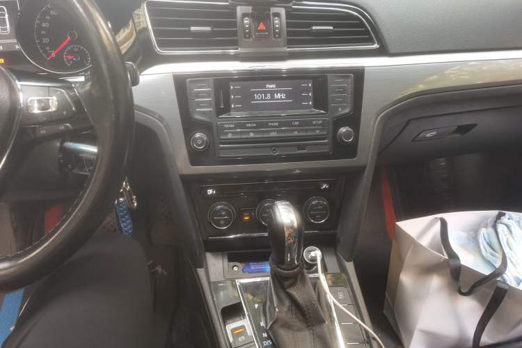 Used Volkswagen Lamando 2015 330TSI DSG Comfort Edition Audio And AC Panel