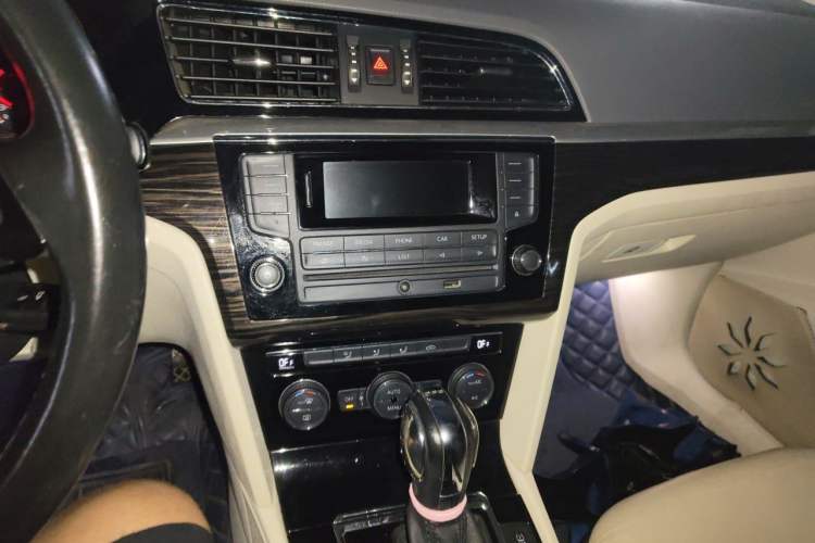 Used Volkswagen Lamando 2015 280TSI DSG Comfort Edition Audio And AC Panel