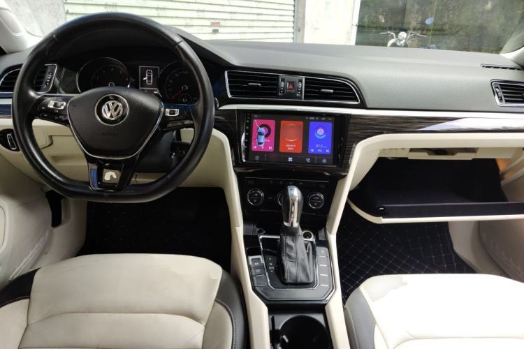 Used Volkswagen Lamando 2015 280TSI DSG Comfort Edition Center Console