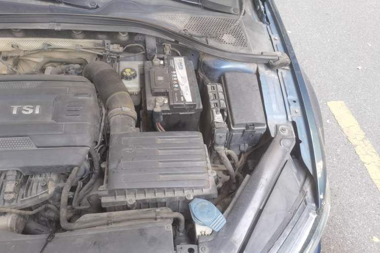 Used Volkswagen Lamando 2015 330TSI DSG Comfort Edition Engine Bay Left
