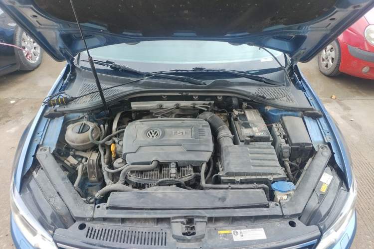 Used Volkswagen Lamando 2015 330TSI DSG Luxury Edition Engine Bay