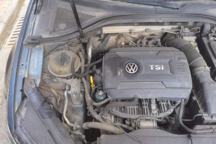 Used Volkswagen Lamando 2015 330TSI DSG Comfort Edition Engine Bay Right