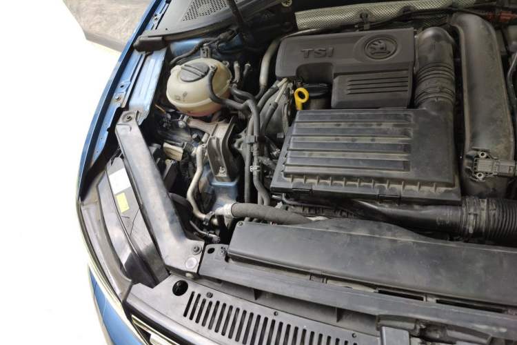 Used Volkswagen Lamando 2015 280TSI DSG Comfort Edition Engine Bay Right