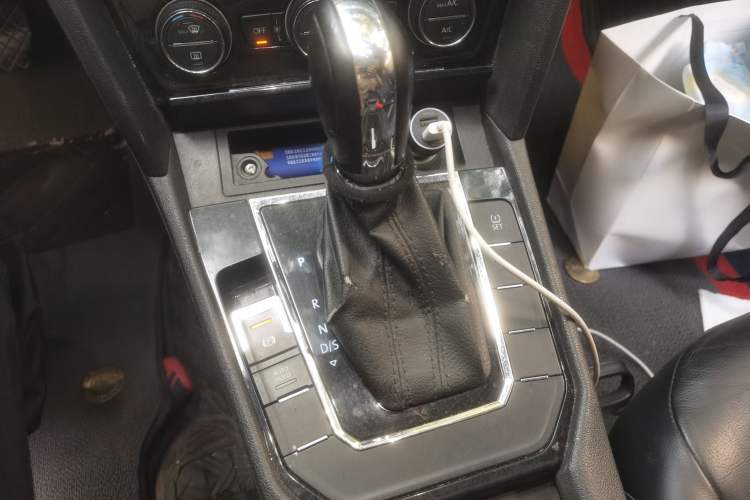 Used Volkswagen Lamando 2015 330TSI DSG Comfort Edition Gear Lever
