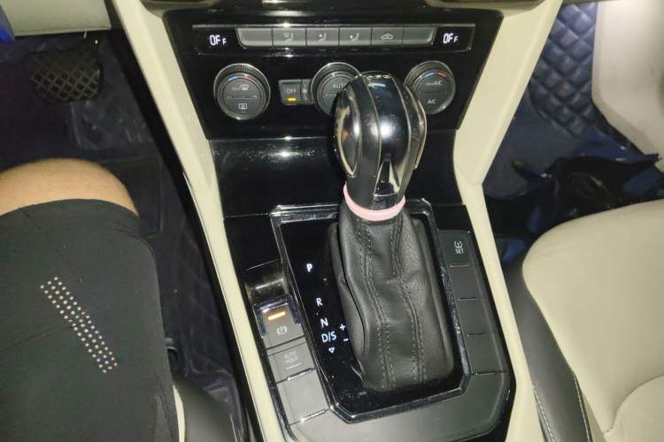 Used Volkswagen Lamando 2015 280TSI DSG Comfort Edition Gear Lever