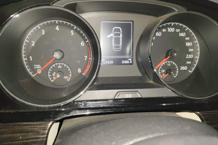 Used Volkswagen Lamando 2015 280TSI DSG Comfort Edition Odometer Close Up