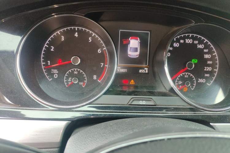 Used Volkswagen Lamando 2015 330TSI DSG Luxury Edition Odometer Close Up