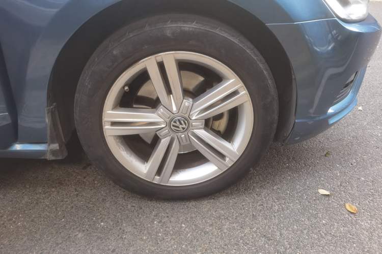 Used Volkswagen Lamando 2015 330TSI DSG Comfort Edition Right Front Wheel Hub