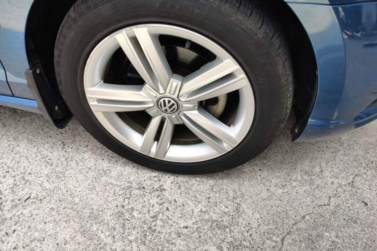 Used Volkswagen Lamando 2015 280TSI DSG Comfort Edition Right Front Wheel Hub