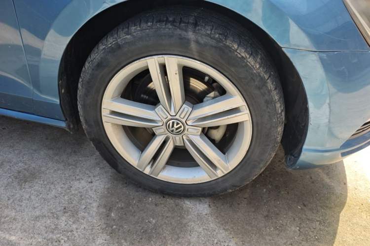 Used Volkswagen Lamando 2015 280TSI DSG Comfort Edition Right Front Wheel Hub