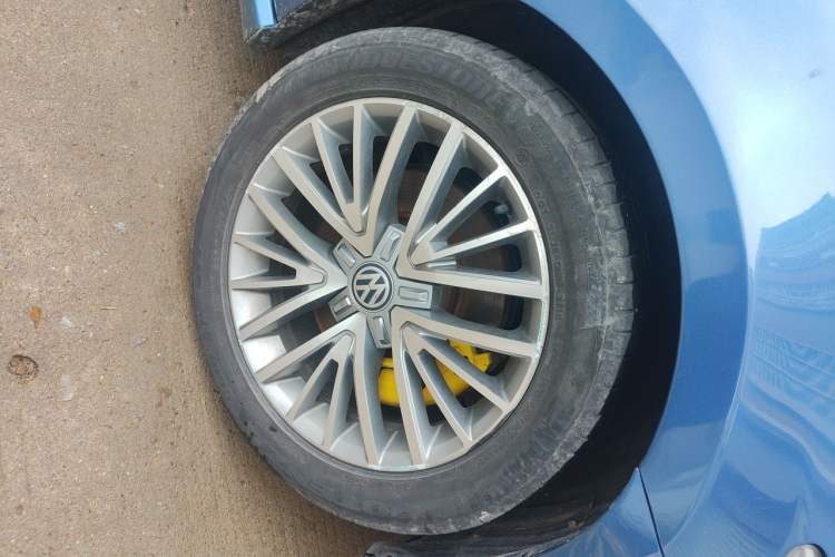 Used Volkswagen Lamando 2015 330TSI DSG Luxury Edition Right Front Wheel Hub
