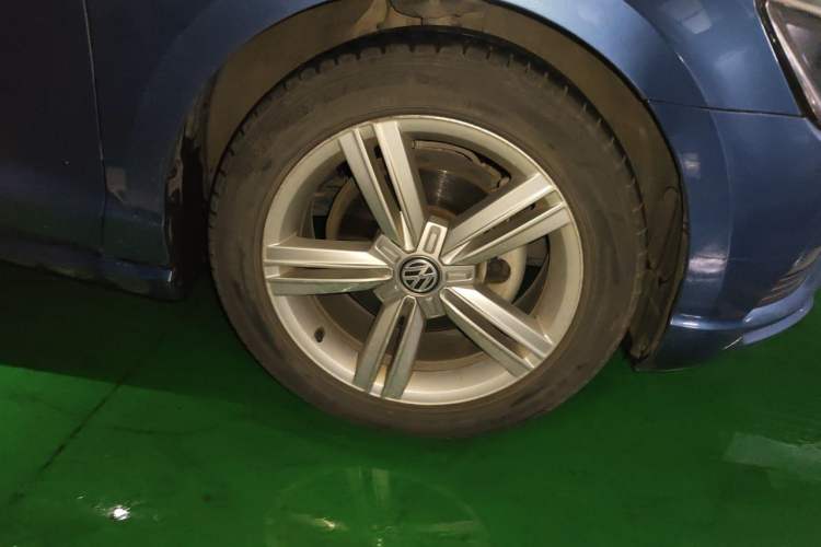 Used Volkswagen Lamando 2015 280TSI DSG Comfort Edition Right Front Wheel Hub